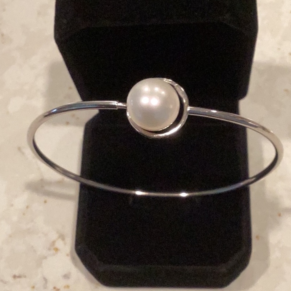 Beautiful light weight sterling silver Pearl bangle.